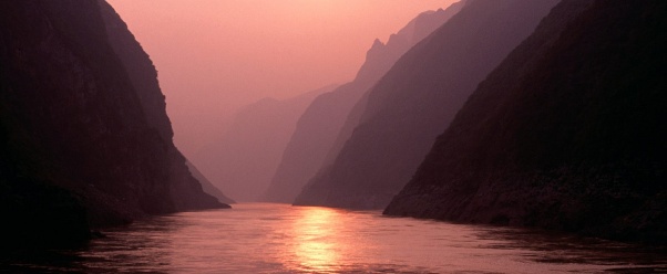 Wu Gorge of Yangtze River, China      I (click to view)