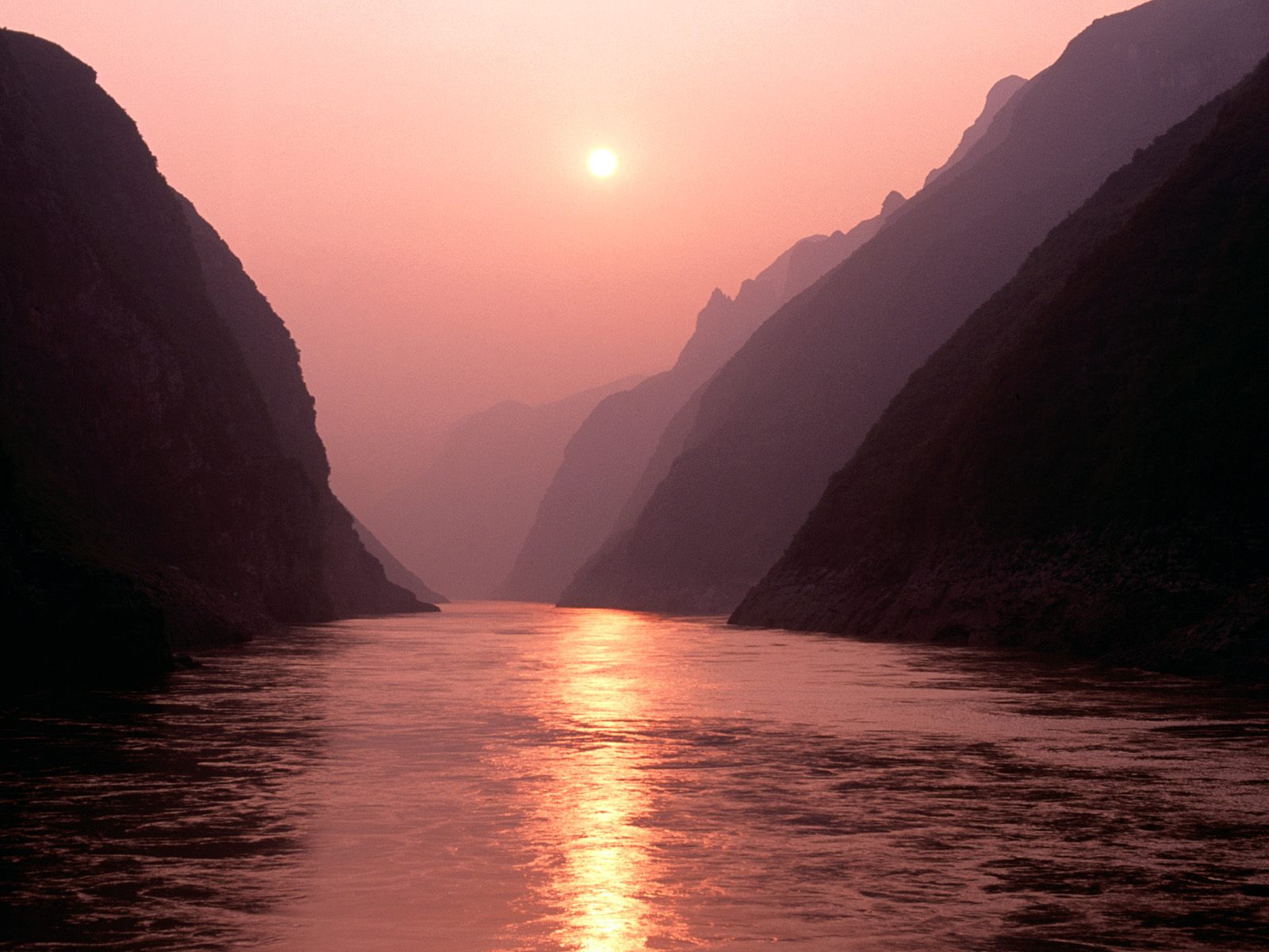 Wu Gorge of Yangtze River, China      I